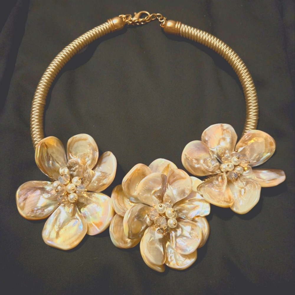 Elegant Floral Shell Necklace